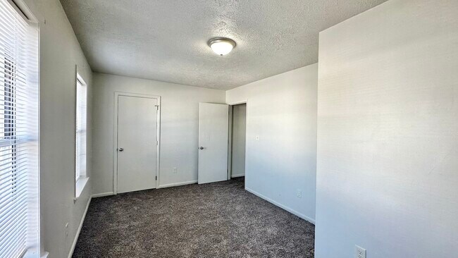 Building Photo - 208 Downes St