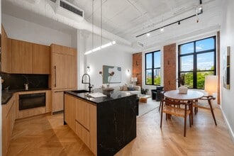 Building Photo - Broadway