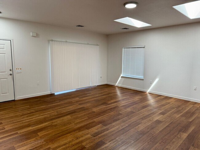 Foto del edificio - Amazing Remodel-5 Bed 3 bath duplex unit