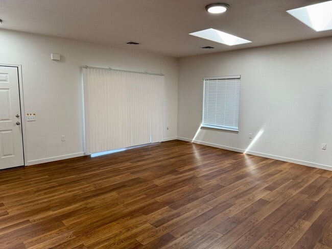 Building Photo - Amazing Remodel-5 Bed 3 bath duplex unit