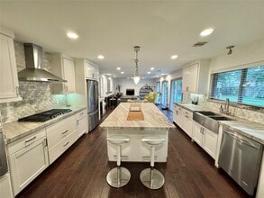 Building Photo - 9806 Cliffwood Dr
