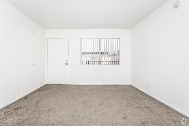 2 habitaciones, 2 baños - 1000 pies cuadrados - Sala de estar - 1375 Temple Ave.