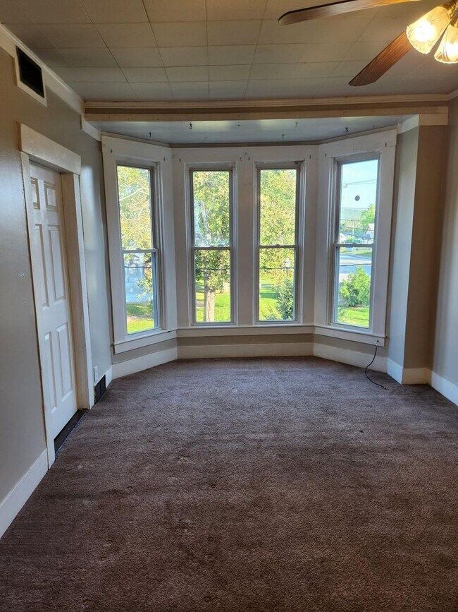 Building Photo - 44 Main St