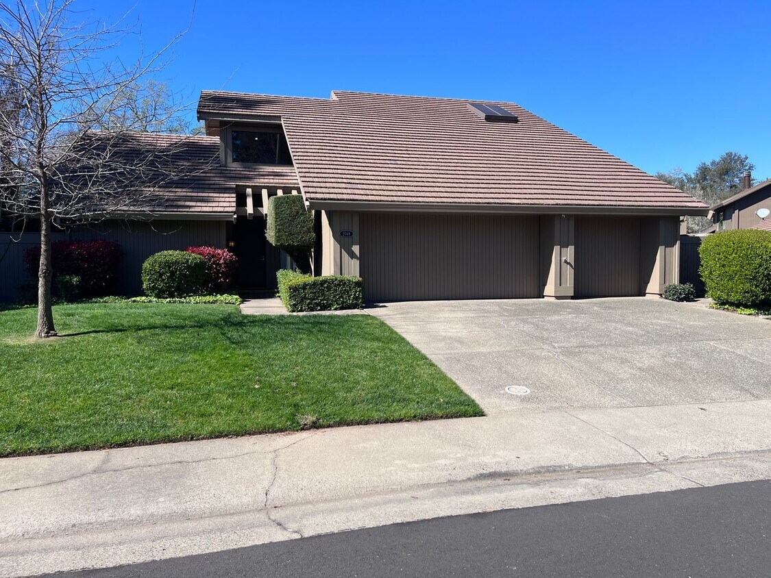 BEAUTIFUL HOME IN GOLD RIVER WITH POOL!! House Rental in Gold River