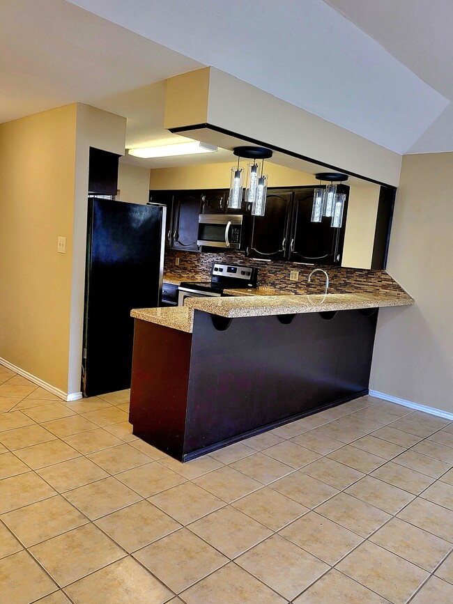 Building Photo - 2401 S Jackson Rd