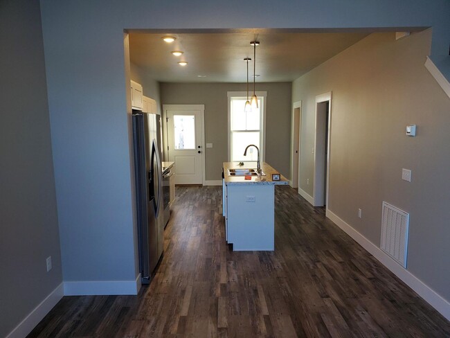 Building Photo - Gorgeous new townhome in Annfeld