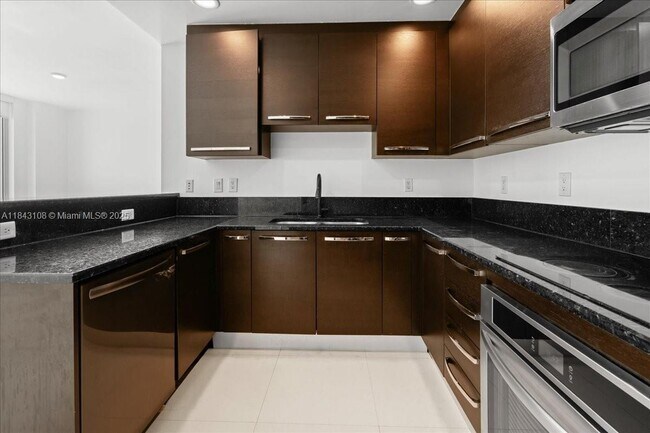 Foto del edificio - 3030 NE 188th St