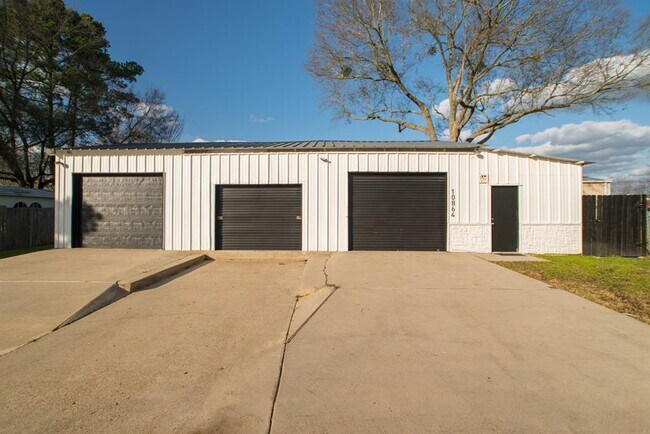 Building Photo - 10864 Pecan St