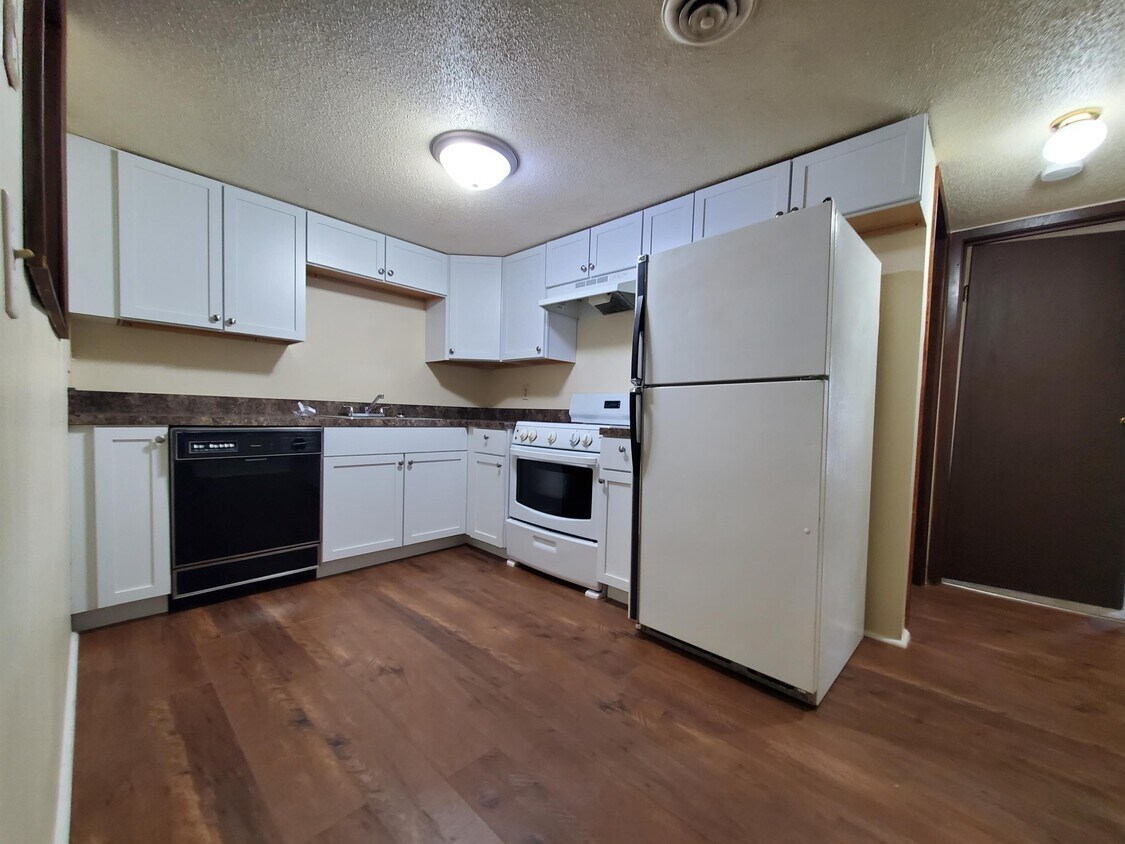 Primary Photo - 3300 Huntington Ave