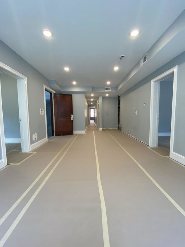Fully Renovated, Central Heat/AC, Large bedrooms, Central Location. Laundry on a Site - No Brokers Fee, Fully Renovated, Central H...