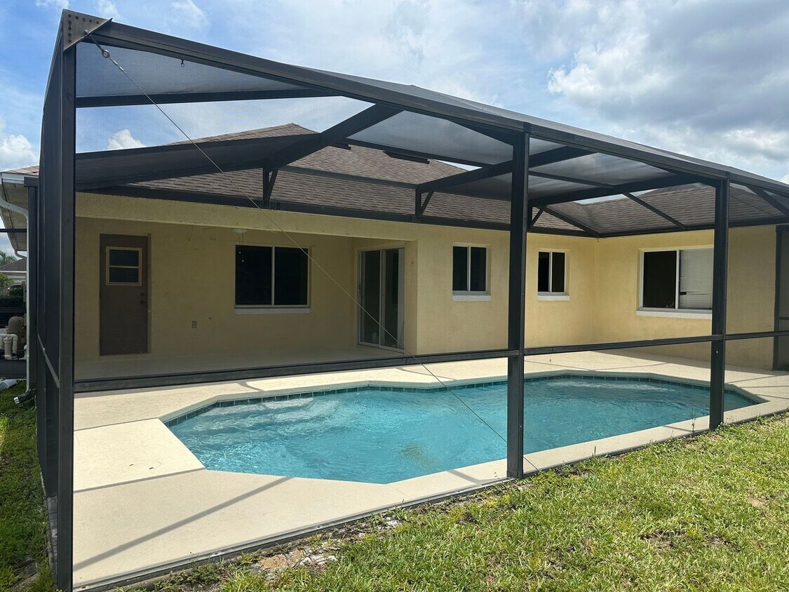 Building Photo - PRIVATE POOL - 4 BEDROOM 2 BATH HOME