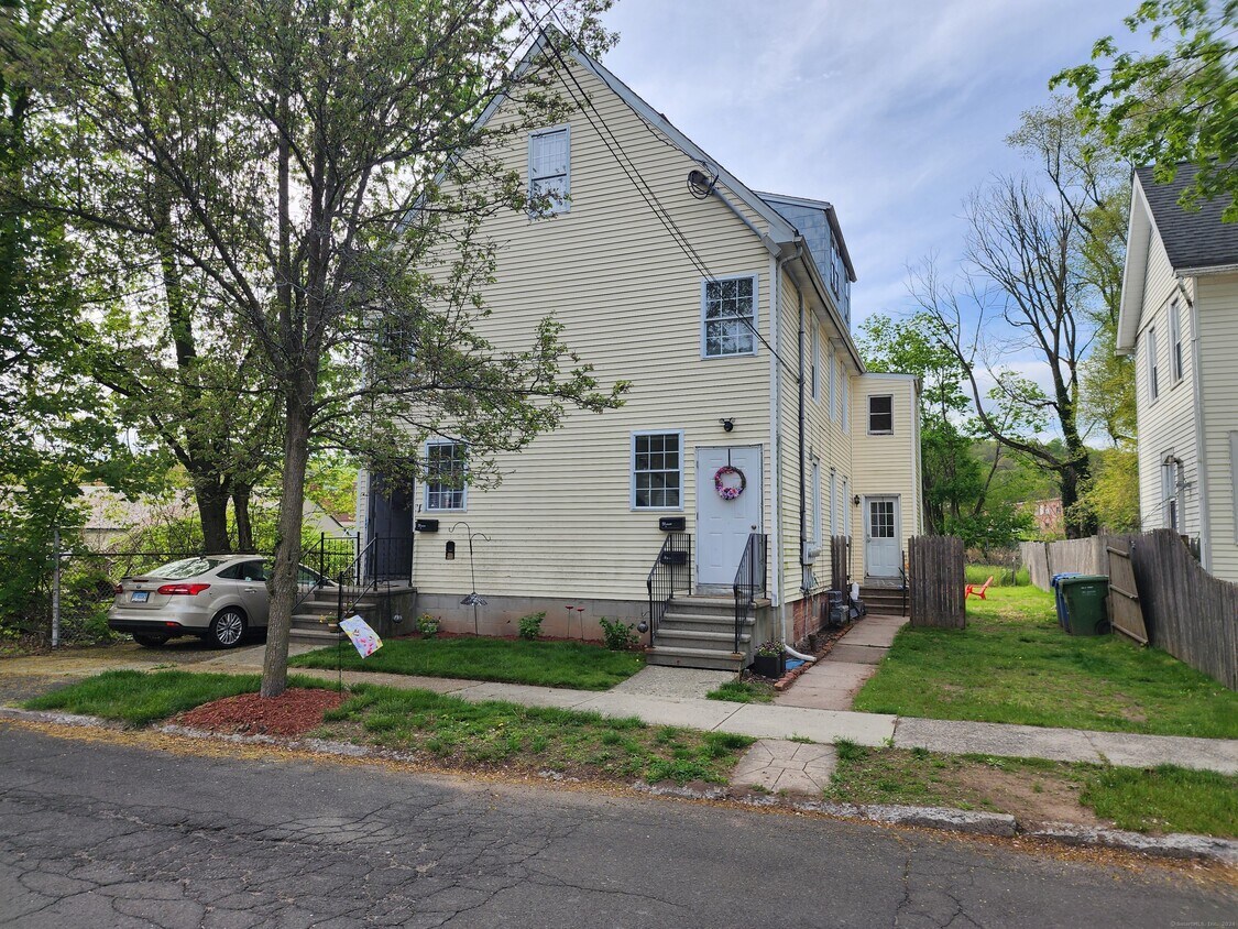 Primary Photo - 51 Valley St
