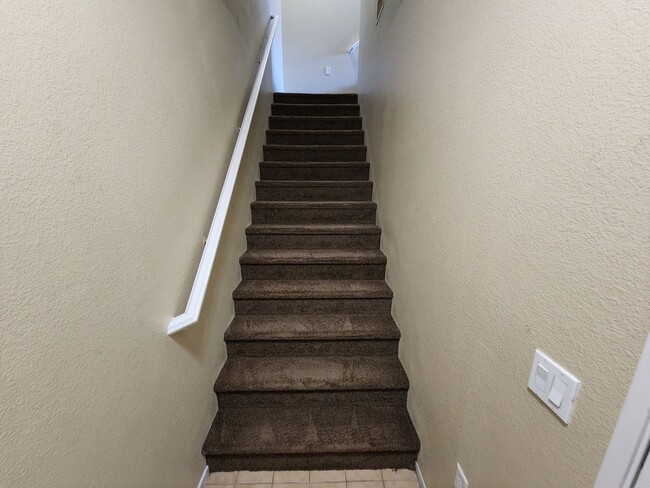 Building Photo - Beautiful 2 Bed 2 Bah Condo in Gated Commu...