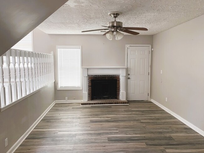 Building Photo - Beautiful 3b Room!Move in ready!