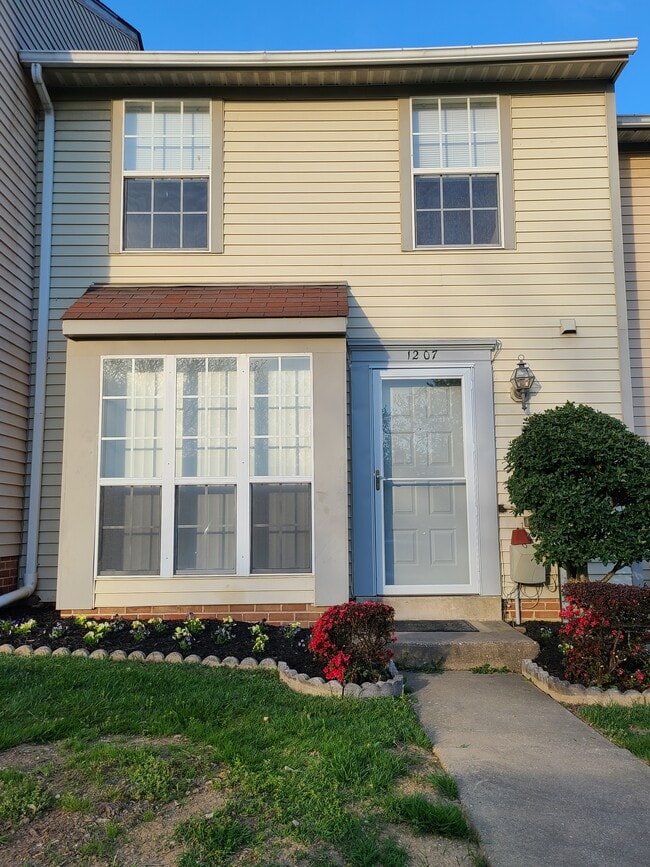 1207 Plaza Brice. - 1207 Brice Sq
