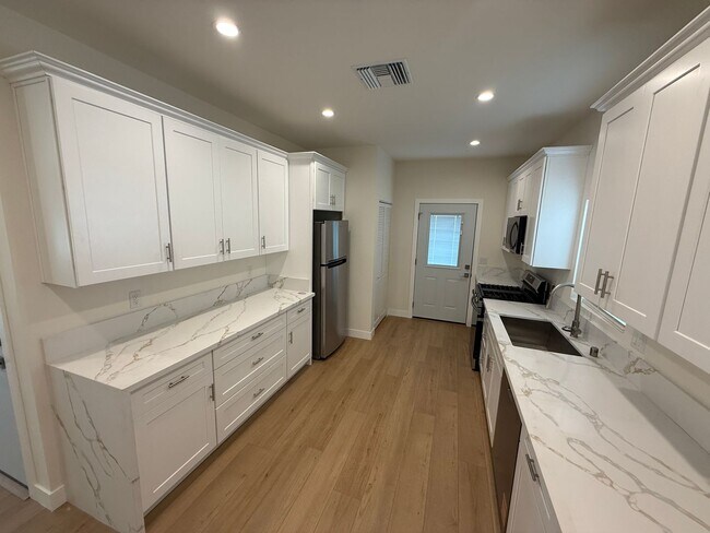 Foto del edificio - New Construction 3 Bedroom ADU for Rent in North Hollywood!