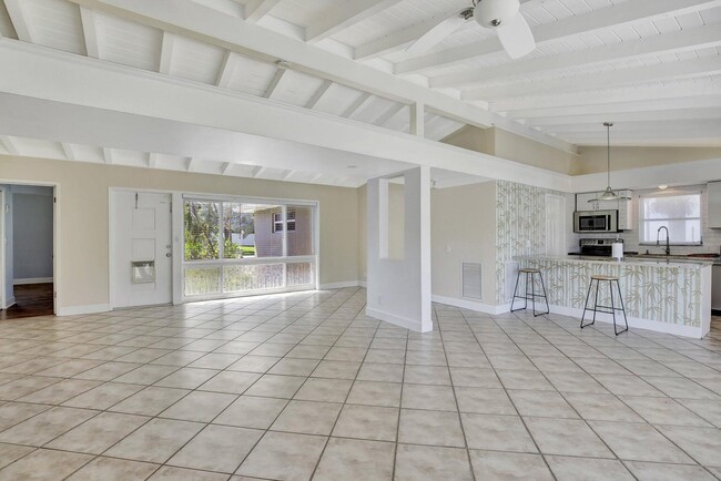 Building Photo - 1733 SW 5th Ct