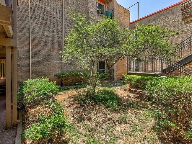 Foto del edificio - 3431 N Hills Dr