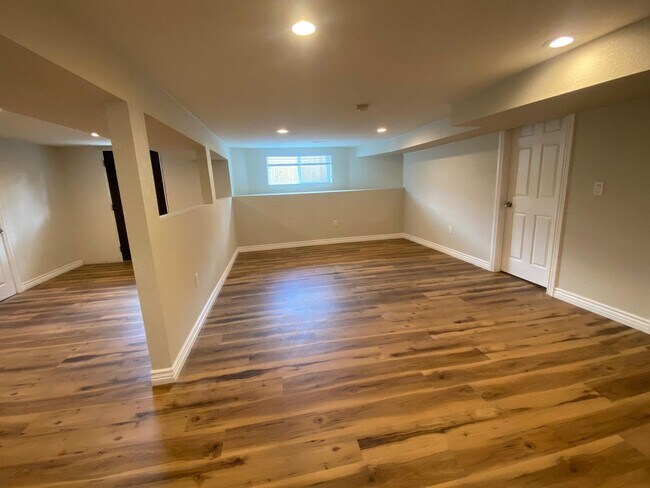 Building Photo - Highlands 2 BDR Basement Unit - All Utilit...