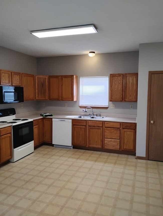 Building Photo - 3296 Hopkins Dr