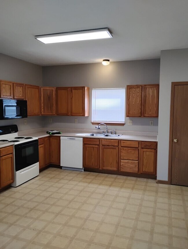 Foto del edificio - 3296 Hopkins Dr