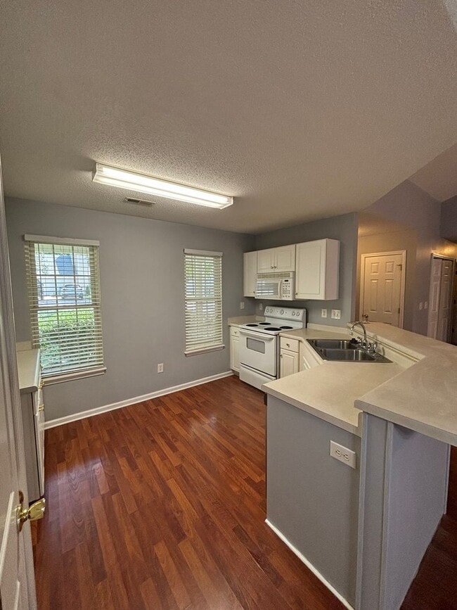 Building Photo - 3BR House with Community Pool