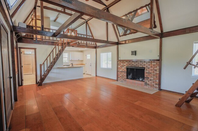 Foto del edificio - BARN STYLE HOME ON HUGE LOT!!!!1 Bedroom LOFT 1.5 Bathroom
