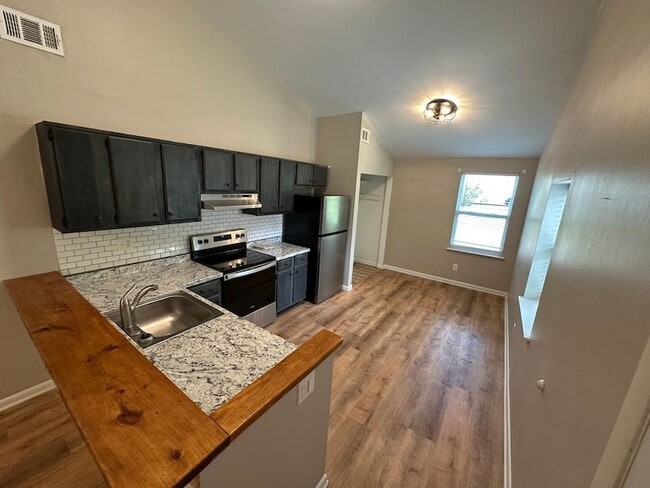 Building Photo - 4630 Woodside Dr
