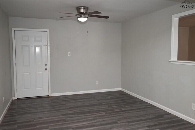Building Photo - 204 W Garden Dr