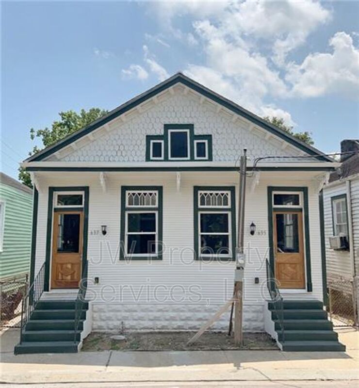 Primary Photo - 635 Reynes St
