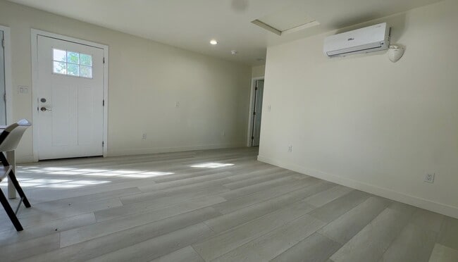 Foto del edificio - 883 N Waverly St