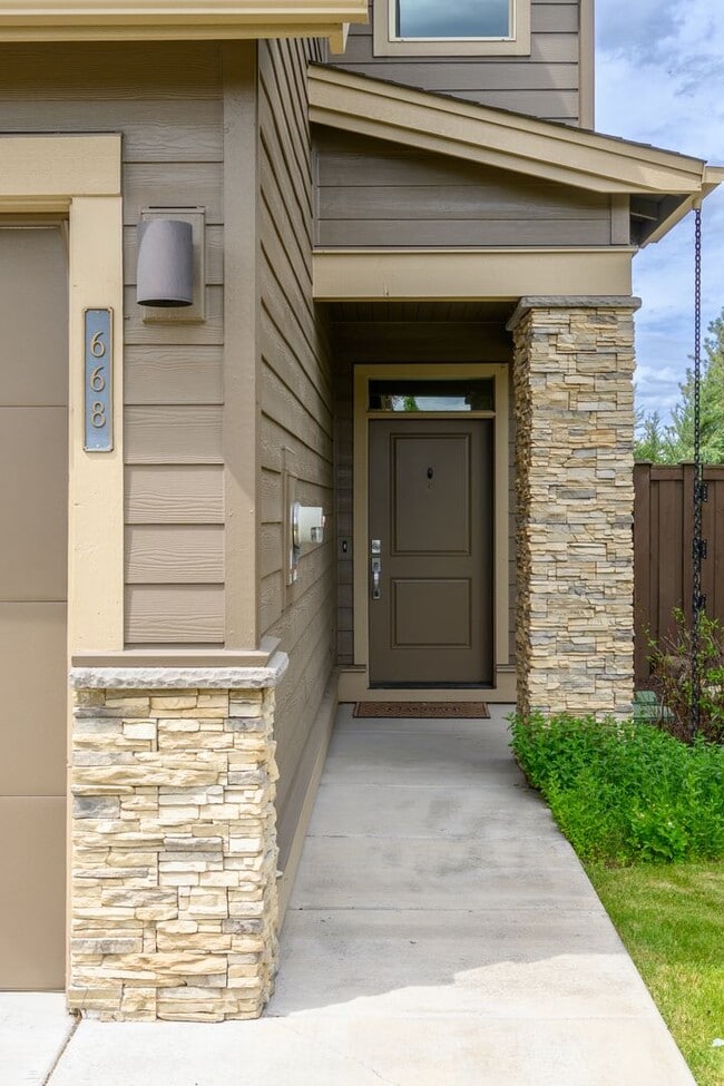 Building Photo - New listing!  Modern, A/C, Washer & Dryer included!