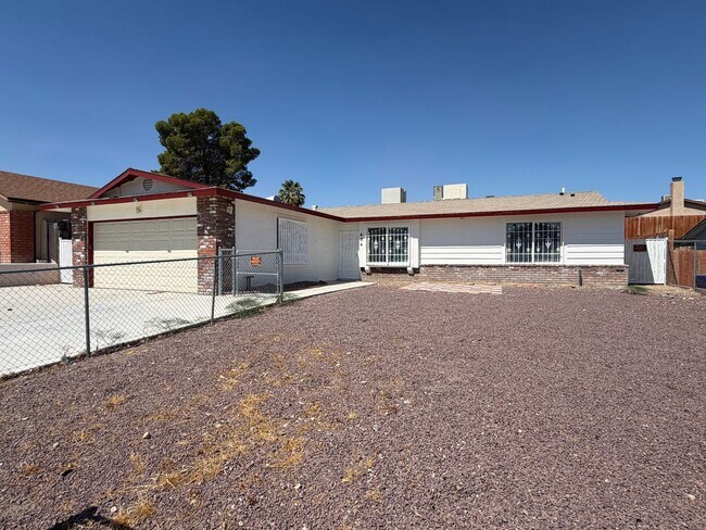 Foto del edificio - 4 Bedroom 2 Bathroom House with 2 Car Garage Located in Fashion Square Near Schools and Shopping