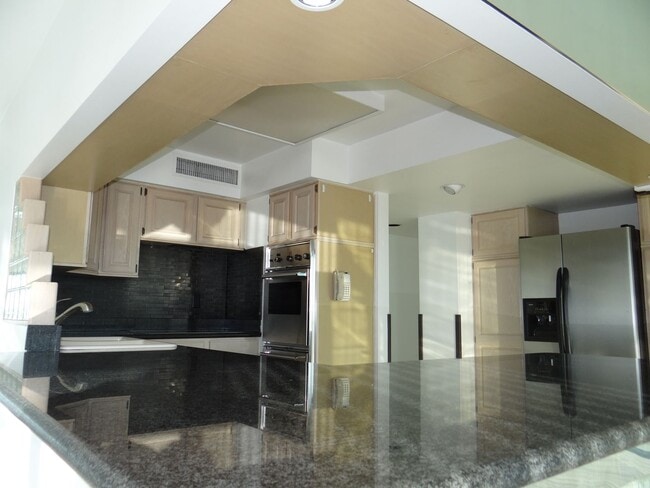 Building Photo - **COMING SOON** SPACIOUS! 2BD/2.5BA HIGH R...