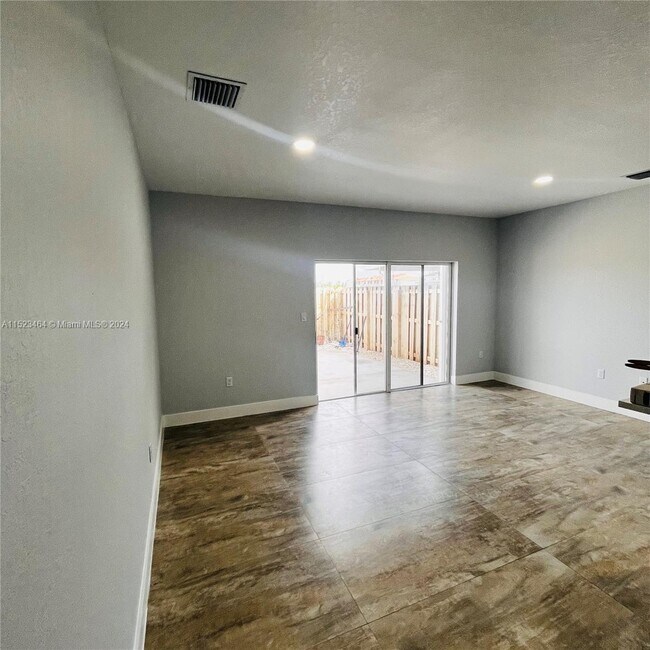 Foto del edificio - 441 NW 12th Ave