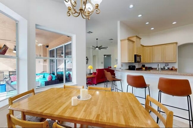 Building Photo - Stunning Electric INCLUDED Pet Friendly 4B...