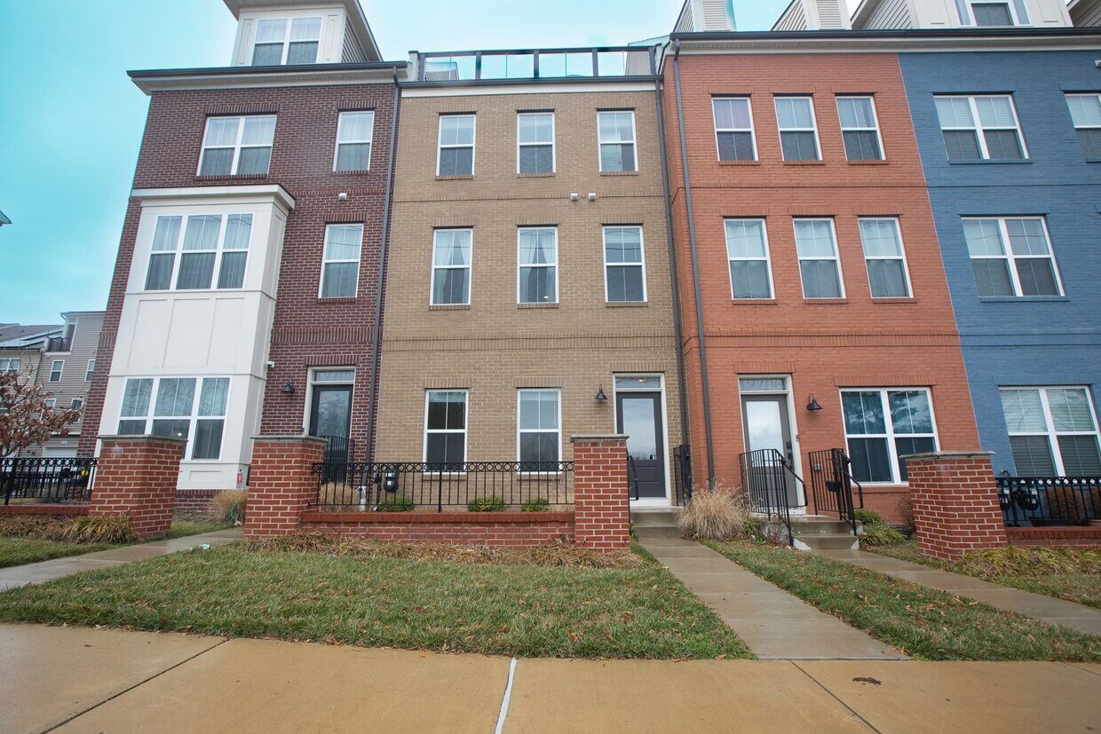 Primary Photo - Spacious 4 BR/4.5 BA Townhome in Wheaton-G...