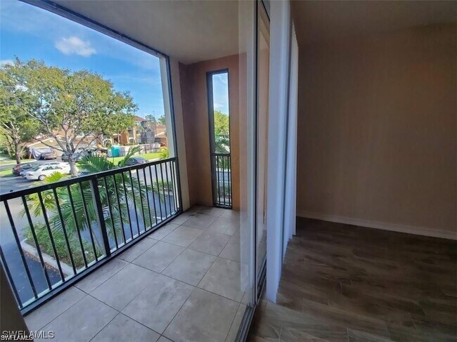 Foto del edificio - 1215 Reserve Way