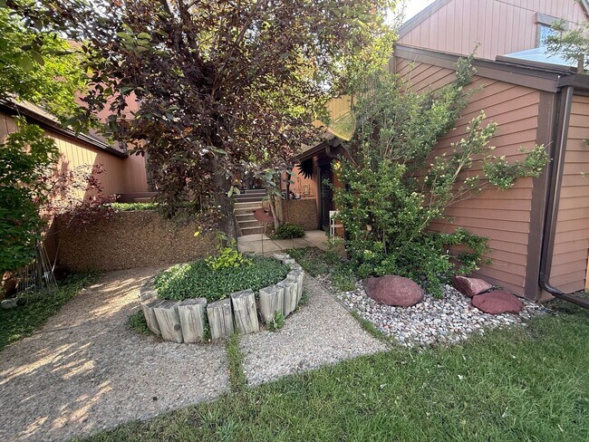 Foto del edificio - Spacious End-Unit Townhome in Scenic Shanahan Ridge