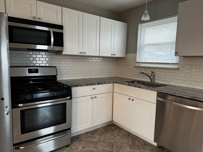 Foto del edificio - UPDATED 3 BEDROOM HOME IN fRAISER