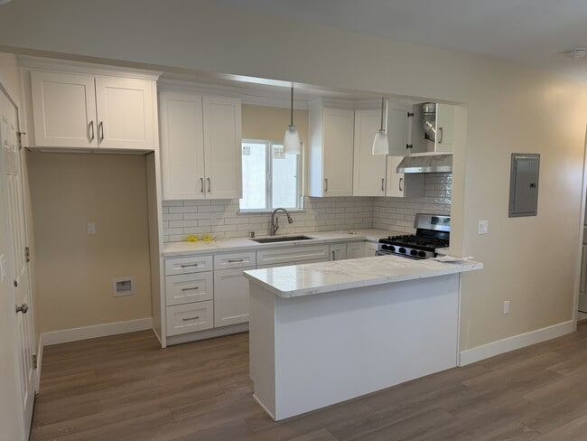 Cocina con península - 619 Linwood Ave