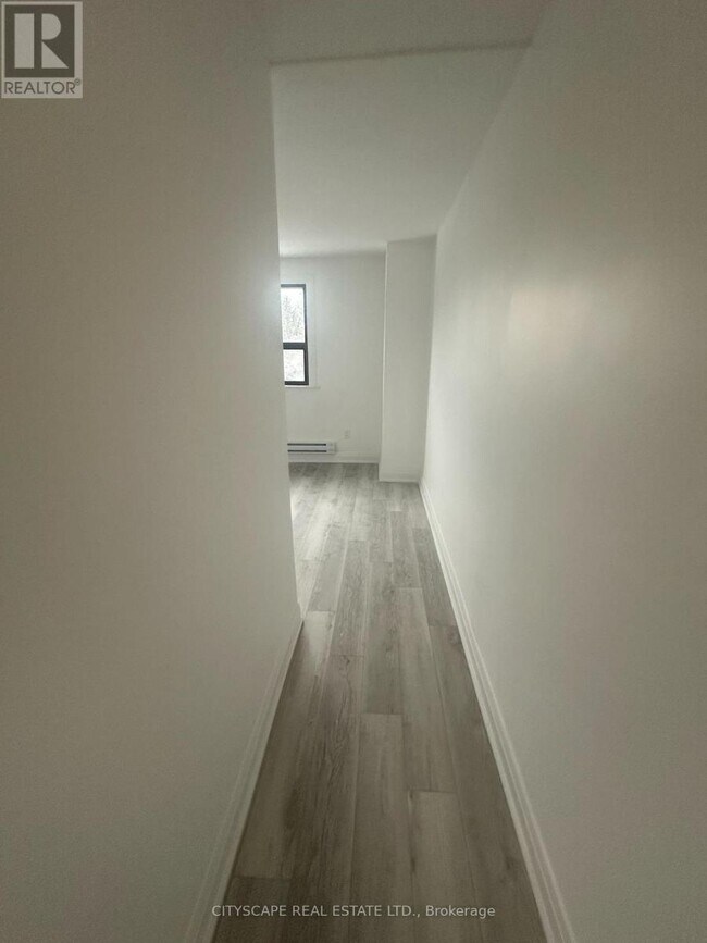Photo du bâtiment - 1710 St Clair Ave W