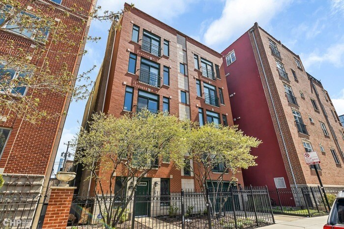 Foto principal - This beautiful 2 bed / 2 bath penthouse in...