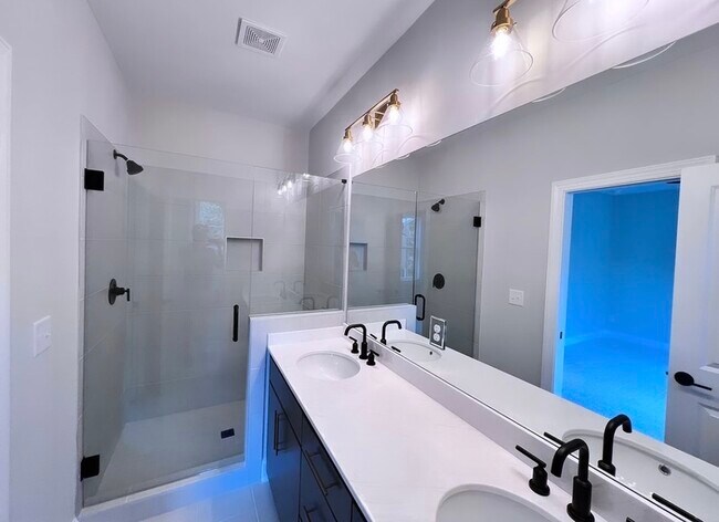 Foto del edificio - 2422 Lakeshore Ln