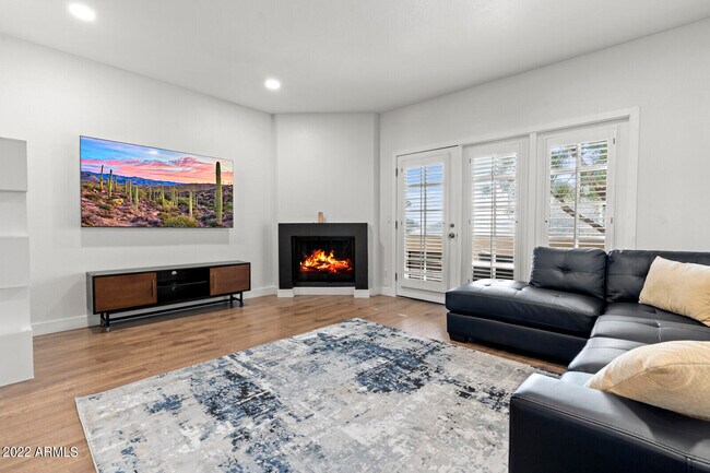 Building Photo - 3047 E Rose Ln