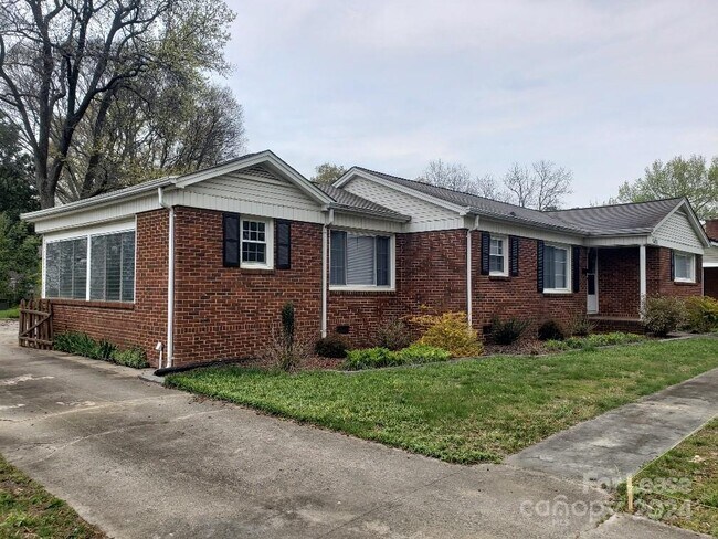 Building Photo - 5431 Elizabeth Rd