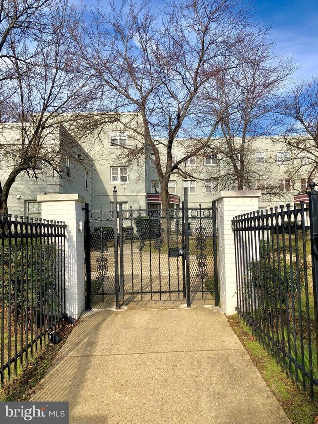 Foto del edificio - 912 Barnaby St SE