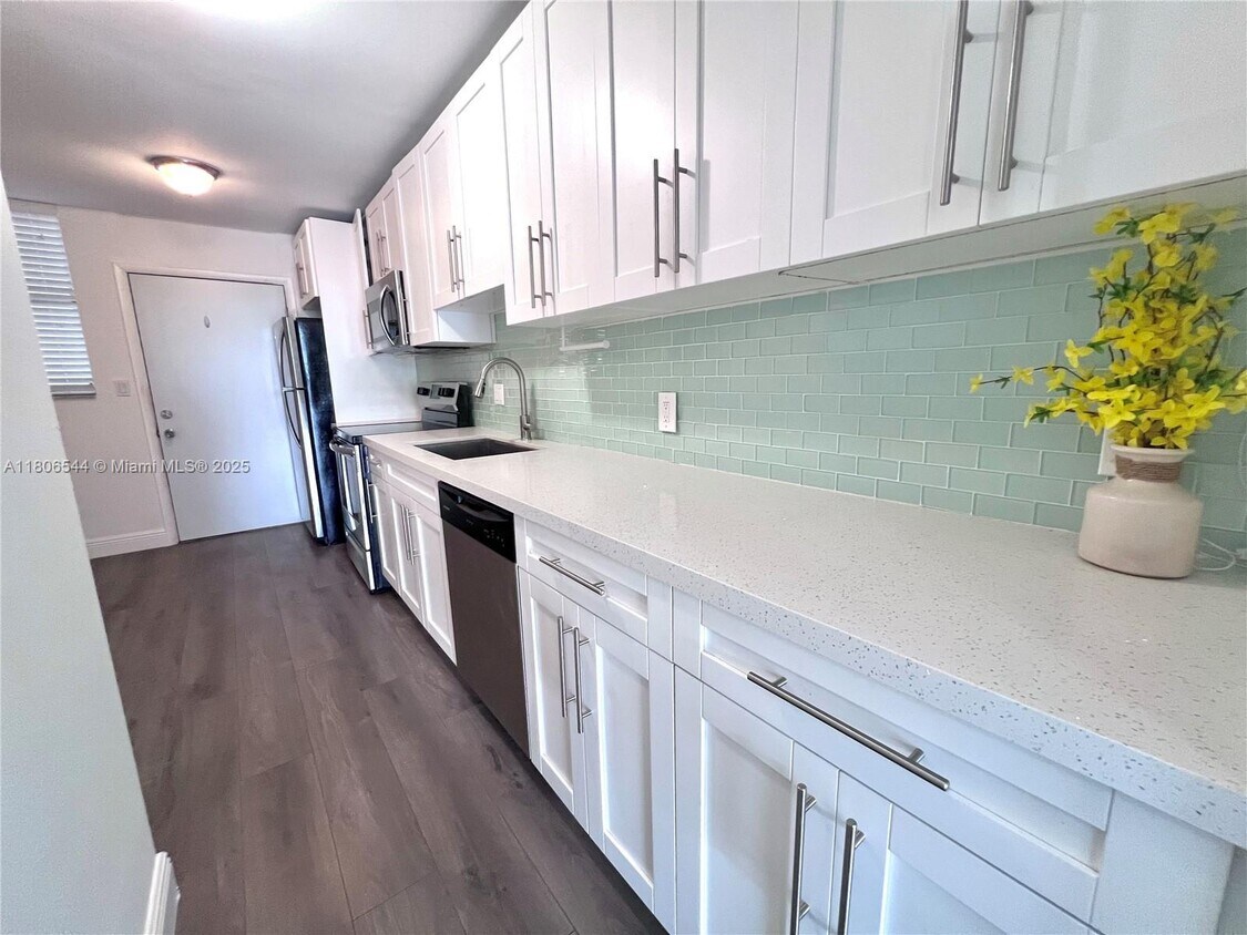Foto principal - 3660 NE 166th St