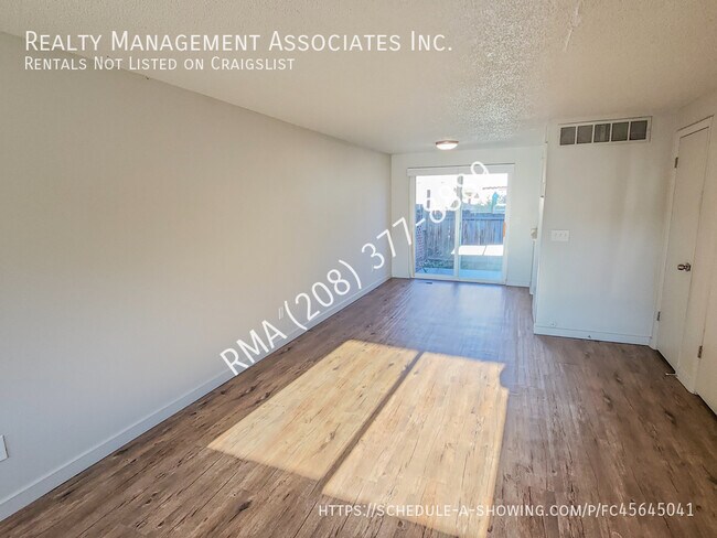 Building Photo - Updated 2 Bedroom Townhome on Boise Bench