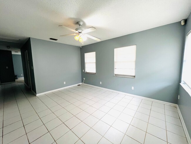 Building Photo - Central Tampa 3Br - Section 8 Welcome!